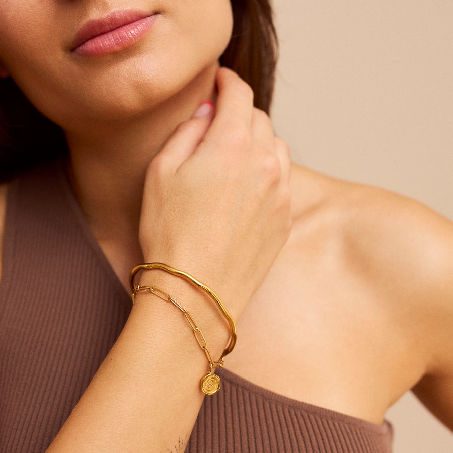 Capetown Armreif: Glanz für dein Handgelenk. Vielseitig kombinierbar mit anderen Armbändern oder Reifen. Ein unverzichtbares Accessoire. 18k vergoldet und wasserfest.