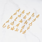 Einzelner Bamboo Bubble Buchstaben-Anhänger in glänzendem Gold – personalisierbar und stylisch.