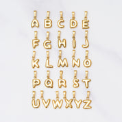 Vergoldeter Bubble Buchstaben Anhänger mit Bobby Kette auf weißem Hintergrund