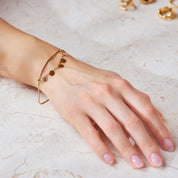 Unser Armour Armband für Frauen: 18k vergoldet, wasserfest und voller verspielter Goldplättchen, die jeden Tag zum besonderen Anlass machen