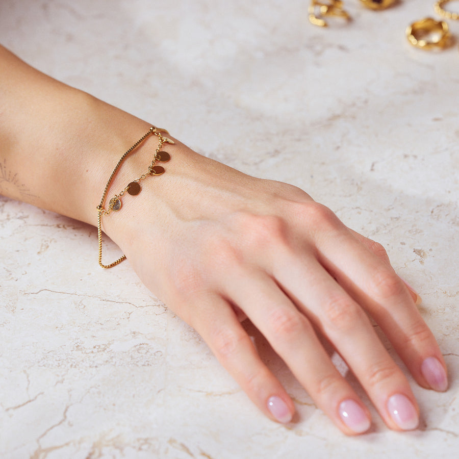 Unser Armour Armband für Frauen: 18k vergoldet, wasserfest und voller verspielter Goldplättchen, die jeden Tag zum besonderen Anlass machen