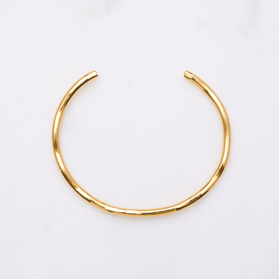 Capetown Armreif: Glanz für dein Handgelenk. Vielseitig kombinierbar mit anderen Armbändern oder Reifen. Ein unverzichtbares Accessoire. 18k vergoldet und wasserfest.