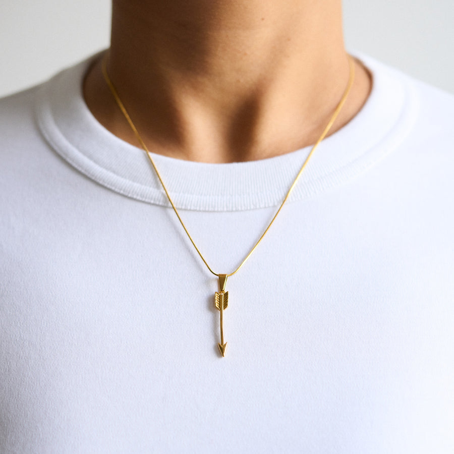 Der Pfeil symbolisiert Schutz und zugleich die romantische Kraft Amors, der Personifikation der Liebe. Arrow eignet sich hervorragend zum Stapeln mit anderen Anhängern, bewahrt jedoch auch als Einzelstück seine Wirkungskraft. Falls du noch die passende Kette benötigst, empfehlen wir die Bobby Ketten in beiden Größen - sie passen perfekt dazu. Warum probierst du es nicht gleich aus?