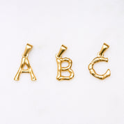 Einzelner Bamboo Bubble Buchstaben-Anhänger in glänzendem Gold – personalisierbar und stylisch.