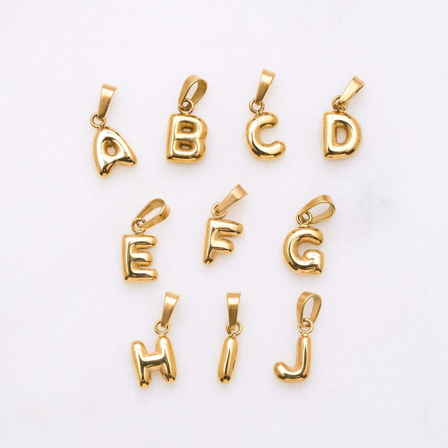 Das Bubble Alphabet-Anhänger: Ein Statement für deinen Namen. Perfekt für individuelle Kombinationen mit anderen Buchstaben oder Anhängern, oder filigran allein stehend. Ideal für personalisierten Schmuck. 18k vergoldet und wasserfest. Ergänze ihn mit ein