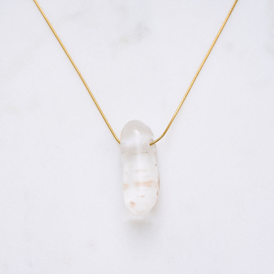 Bild einer eleganten Crystal-Halskette, die für positive Energie und die Reinigung von Geist und Seele steht. Jeder Naturstein ist einzigartig und variiert in Farbe und Form. Die Kette ist ein stilvolles Accessoire und ein echter Hingucker.