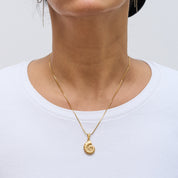 Nature-Anhänger in Muschelform, stilvoll kombiniert mit weiteren Anhängern im Stacking-Look sowie solo getragen. Ergänzt durch Bobby-Ketten in verschiedenen Größen, perfekt für einen natürlichen und eleganten Stil.