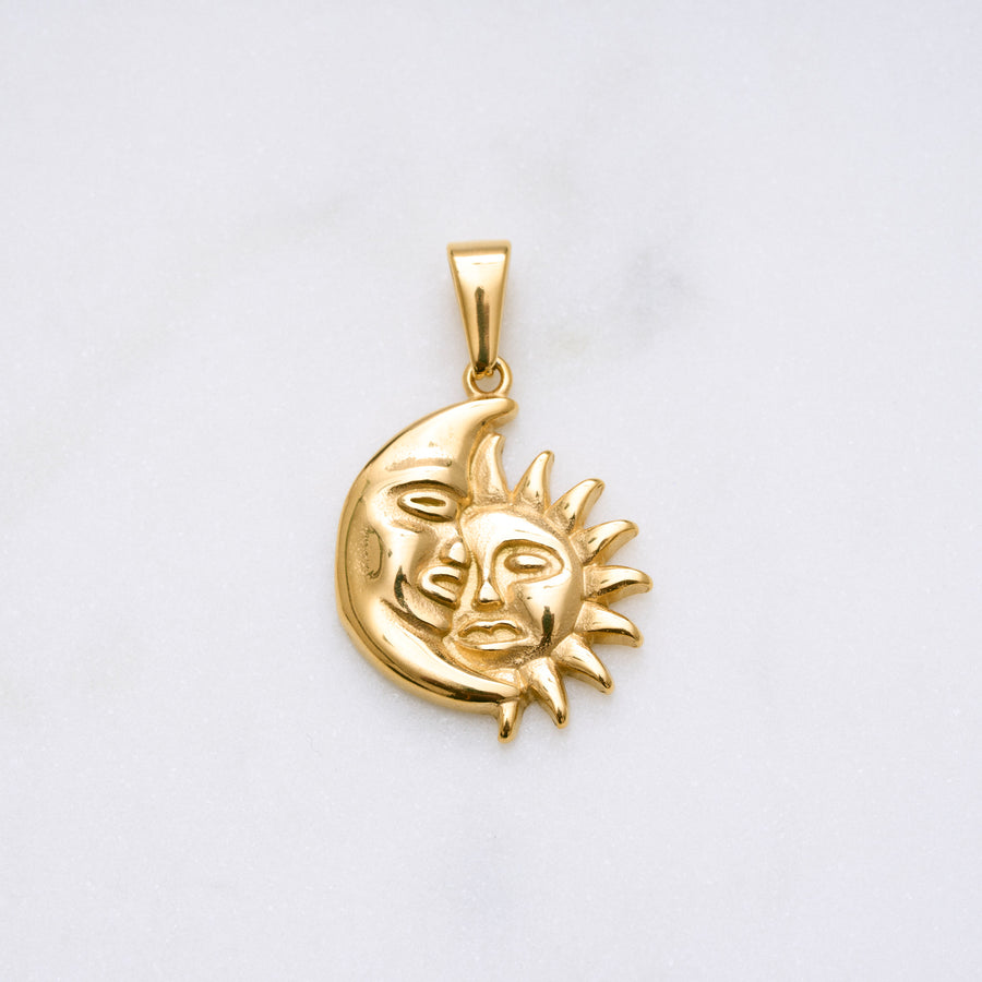 Bild des Lucky-Anhängers, der die Symbole von Sonne und Mond vereint. Die Sonne steht für Stärke und Kraft, der Mond symbolisiert Ruhe, Schönheit und Fürsorge. Der Anhänger kann mit der Bobby- oder Dotkette kombiniert werden und ist eine schöne, symbolträchtige Ergänzung zu jedem Look.