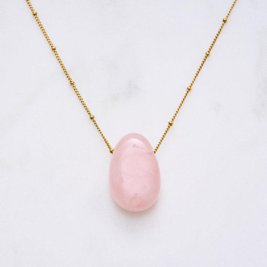 Bild einer zarten Rosy-Halskette mit einem Rosenquarz-Anhänger, der als Stein der Herzen bekannt ist. Jeder Naturstein ist einzigartig in Farbe und Form. Diese Kette symbolisiert Kraft und Wärme für die Seele und ist gleichzeitig ein stilvolles Accessoire und Hingucker.