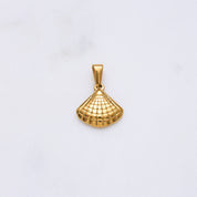 Die Muschel symbolisiert Weiblichkeit und Intuition. Die sanften Formen dieses Anhängers machen ihn zum idealen Begleiter für den Alltag, sowohl im Sommer als auch im Winter. Shell eignet sich hervorragend zum Kombinieren mit anderen Anhängern, behält jedoch auch als Einzelstück seine Ausstrahlung. Wenn du noch die passende Kette benötigst, empfehlen wir die Bobby Ketten in beiden Größen - sie passen perfekt dazu. Warum probierst du es nicht gleich aus?