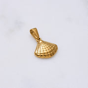 Die Muschel symbolisiert Weiblichkeit und Intuition. Die sanften Formen dieses Anhängers machen ihn zum idealen Begleiter für den Alltag, sowohl im Sommer als auch im Winter. Shell eignet sich hervorragend zum Kombinieren mit anderen Anhängern, behält jedoch auch als Einzelstück seine Ausstrahlung. Wenn du noch die passende Kette benötigst, empfehlen wir die Bobby Ketten in beiden Größen - sie passen perfekt dazu. Warum probierst du es nicht gleich aus?