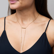 Balance Statement-Kette: Filigran und einzigartig. Perfekt für jeden Anlass, ob lässig oder elegant. Dieses Schmuckstück für Frauen ist 18k vergoldet, wasserfest und zieht alle Blicke auf sich