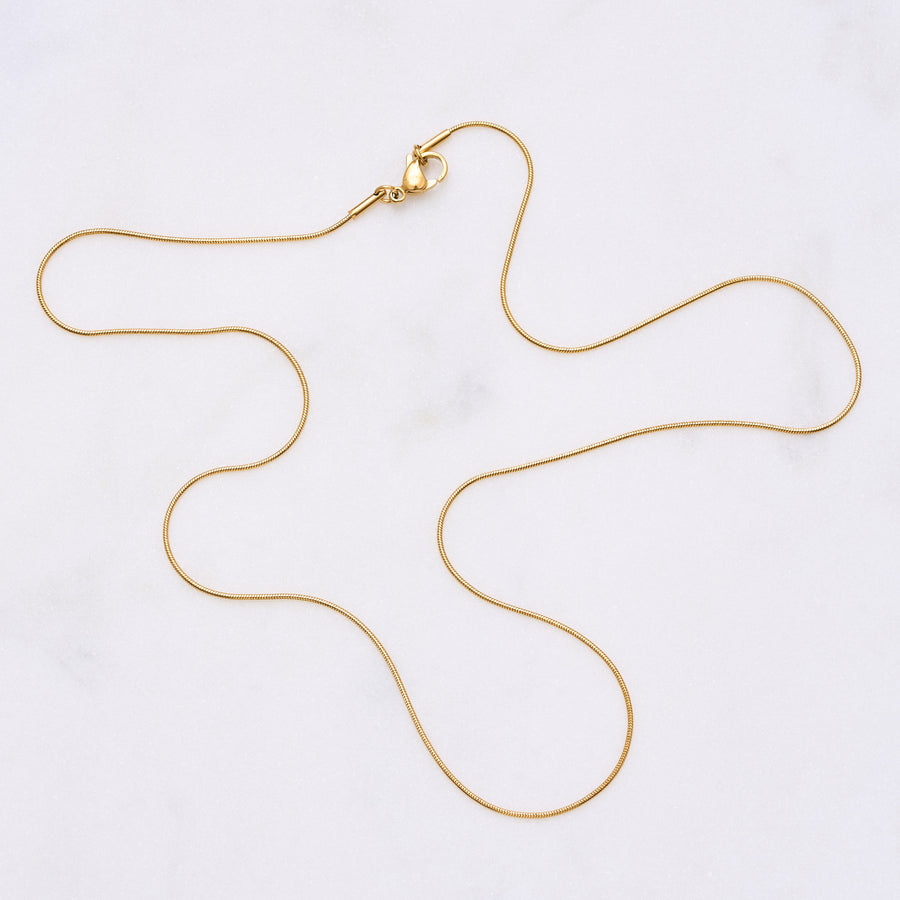 Bobby Long Halskette: Eine wunderschöne, filigrane und schlichte Kette, die sich mit dir bewegt und unaufdringlich ist. Perfekt für den Layer-Look mit anderen Ketten oder mit einem kleinen Anhänger kombiniert! Für Frauen, 18k vergoldet und wasserfest.