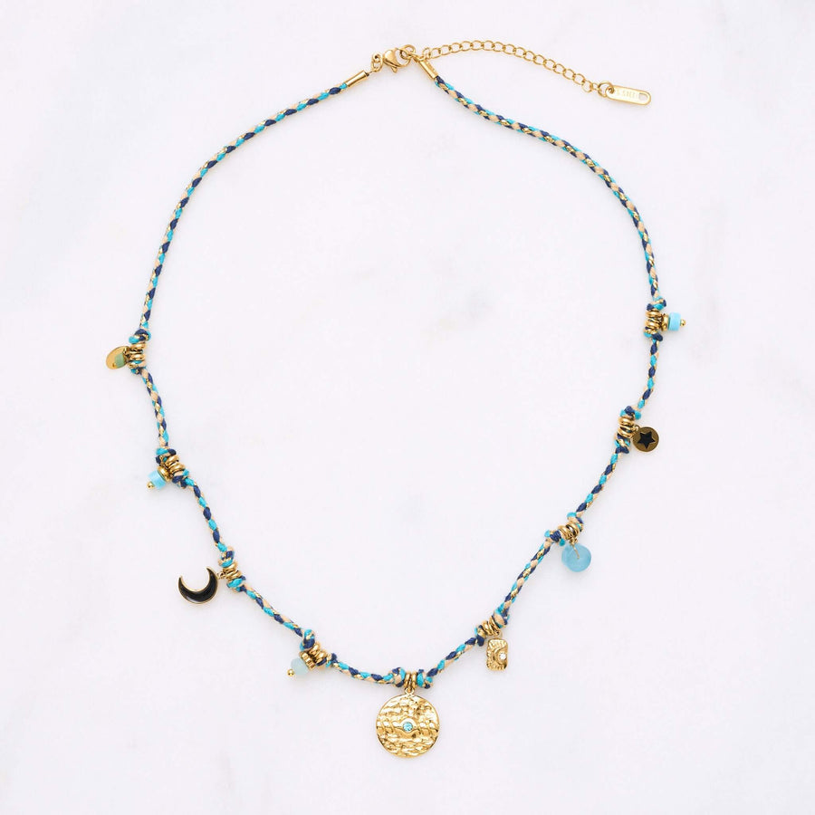 So bunt und fröhlich wie diese Kette mit ihren vielen kleinen Charms und Perlen verbindet sie Sonne, Strand und Lachen. Fühle dich jeden Tag, als würde die Sonne auf deinen Körper strahlen! Diese Kette eignet sich wunderbar für weitere Layering-Styles. Probier doch mal die Snake-Ketten als Kombination dazu aus! Eine Halskette für Frauen, 18k vergoldet und wasserfest.