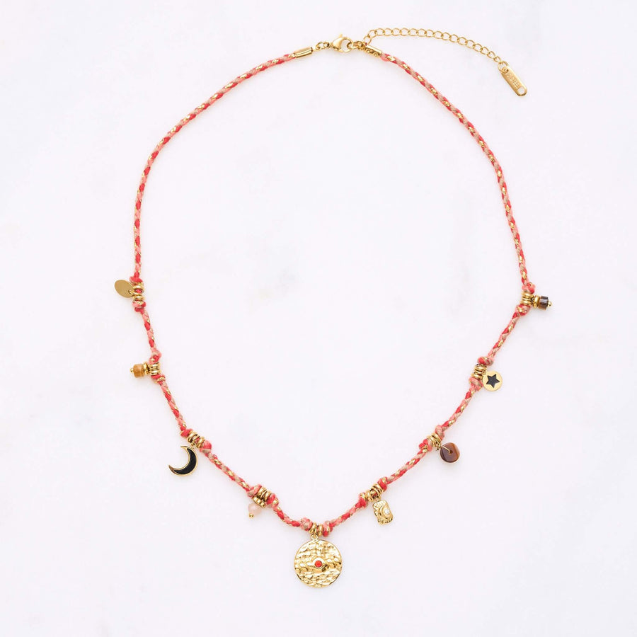 So bunt und fröhlich wie diese Kette mit ihren vielen kleinen Charms und Perlen verbindet sie Sonne, Strand und Lachen. Fühle dich jeden Tag, als würde die Sonne auf deinen Körper strahlen! Diese Kette eignet sich wunderbar für weitere Layering-Styles. Probier doch mal die Snake-Ketten als Kombination dazu aus! Eine Halskette für Frauen, 18k vergoldet und wasserfest."
