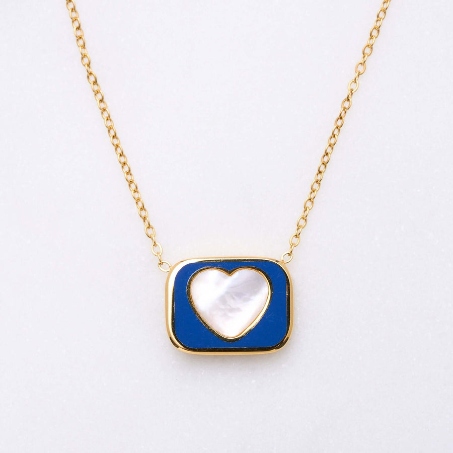 "From the Heart" Halskette: Ein Liebesbrief an dich selbst. Symbolisiert Selbstliebe und Lebensfreude. Die blaue Emaille und das glatte Perlmutt bilden eine perfekte Symbiose. Vielseitig kombinierbar, aber auch allein ein Statement. Für Frauen, 18k vergoldet und wasserfest.