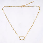 Lock-Halskette mit filigranen Gliedern, die individuell in der Länge angepasst werden kann. Der Karabinerverschluss ist sichtbar, die Kette kann ohne Anhänger oder mit Lieblingsanhängern als Y-Chain getragen werden, wodurch sie zu einem einzigartigen Statement-Piece wird.