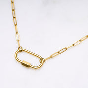 Lock-Halskette mit filigranen Gliedern, die individuell in der Länge angepasst werden kann. Der Karabinerverschluss ist sichtbar, die Kette kann ohne Anhänger oder mit Lieblingsanhängern als Y-Chain getragen werden, wodurch sie zu einem einzigartigen Statement-Piece wird.