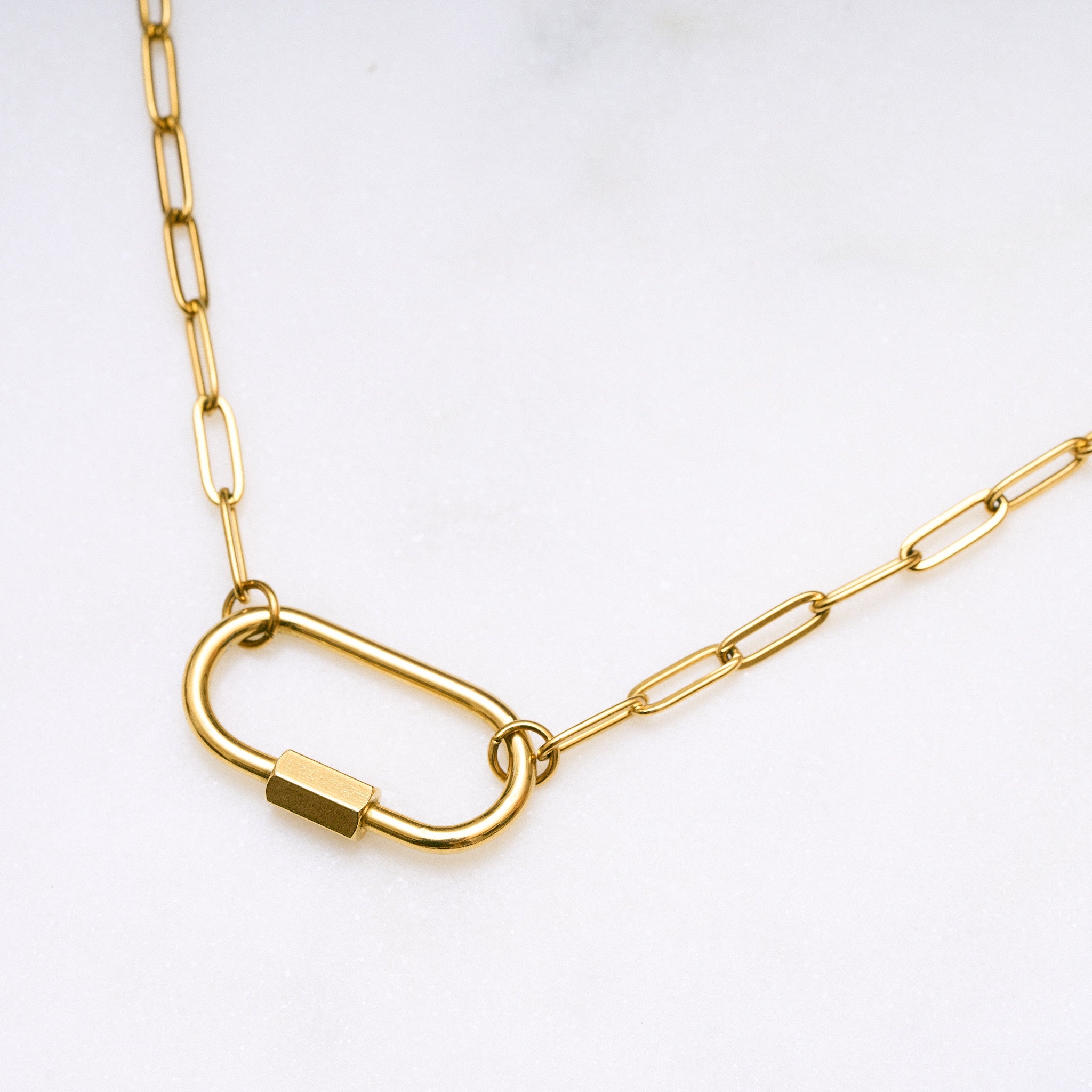 Lock-Halskette mit filigranen Gliedern, die individuell in der Länge angepasst werden kann. Der Karabinerverschluss ist sichtbar, die Kette kann ohne Anhänger oder mit Lieblingsanhängern als Y-Chain getragen werden, wodurch sie zu einem einzigartigen Statement-Piece wird.