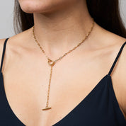 Lock Halskette: Unaufdringliches Statement mit dynamischer Bewegung. Vielseitig kombinierbar mit anderen Ketten oder alleine getragen. Probier es aus und finde deinen eigenen Stil! Für Frauen, 18k vergoldet und wasserfest.Lock Halskette: Unaufdringliches Statement mit dynamischer Bewegung. Vielseitig kombinierbar mit anderen Ketten oder alleine getragen. Probier es aus und finde deinen eigenen Stil! Für Frauen, 18k vergoldet und wasserfest.