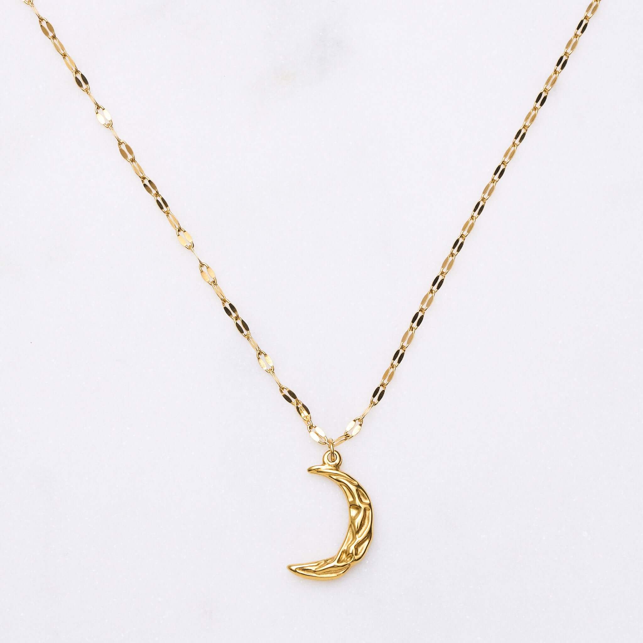 Halfmoon Halskette: Inspiriert von unserer Liebe zum Mond. Ein Hauch Magie, den du immer bei dir trägst. Die unebene Oberfläche auf beiden Seiten verleiht dieser Kette das gewisse Etwas. Perfekt zum Layering, um deinen eigenen Stil zu kreieren. Für Frauen, 18k vergoldet und wasserfest.