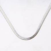 Eine glatte, geschmeidige Halskette, die sich wie eine sanfte Schlange um deinen Hals legt. Das Silver Snake mini ist nicht nur ein perfektes Accessoire für deinen City-Look, sondern auch ein Statement Piece, das elegant bleibt und sich nicht verknotet. Gönnen Sie sich den luxuriösen Charme dieser einzigartigen Halskette, die Ihre Haut zart umschmeichelt und Ihren Stil zum Strahlen bringt.