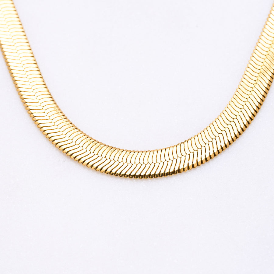 Schlangenartige WOW Halskette: Glatt, geschmeidig und perfekt an deine Haut anschmiegsam. Diese Statement-Kette bleibt im Gegensatz zu anderen Ketten nicht verknotet und behält ihre Form. Für Frauen, 18k vergoldet und wasserfest.