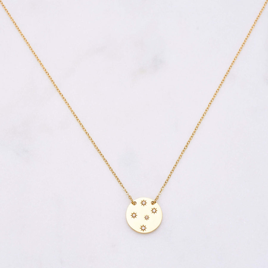 Sternenlicht Kette: Ein Traum zum Träumen und 'Make a Wish'! Diese Kette ist traumhaft schön mit ihrer glatten Oberfläche und den fünf Zirkonia-Steinen, die in einer Sternfassung eingelassen sind. Dieses Schmuckstück verleiht jedem Outfit am Abend und im Alltag eine besondere Note. Für Frauen, 18k vergoldet und wasserfest.
