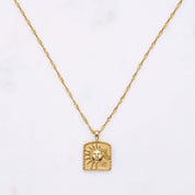 Sunny Sun Halskette: Die Sonne als Quelle des Lebens. Mit unserer Sunny Sun Halskette trägst du ihre Kraft bei dir. Der Vintage-Look verleiht dieser Kette eine gewisse Magie, wie ein Erbstück, das du schon ewig an deinem Hals trägst. Perfekt zum Layering mit einer Snake-Kette, um deinen eigenen Schmuckstil zu kreieren. Für Frauen, 18k vergoldet und wasserfest.