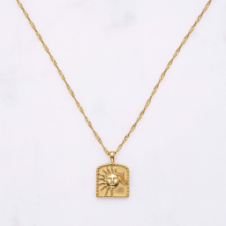 Sunny Sun Halskette: Die Sonne als Quelle des Lebens. Mit unserer Sunny Sun Halskette trägst du ihre Kraft bei dir. Der Vintage-Look verleiht dieser Kette eine gewisse Magie, wie ein Erbstück, das du schon ewig an deinem Hals trägst. Perfekt zum Layering mit einer Snake-Kette, um deinen eigenen Schmuckstil zu kreieren. Für Frauen, 18k vergoldet und wasserfest.