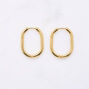Brooklyn Hoops: Dezent und dennoch ein Eyecatcher. Ihre geometrische Form beeindruckt. Perfekt für kreative Stacking-Looks oder alleine für zeitlosen Glanz. 18k vergoldet und wasserfest