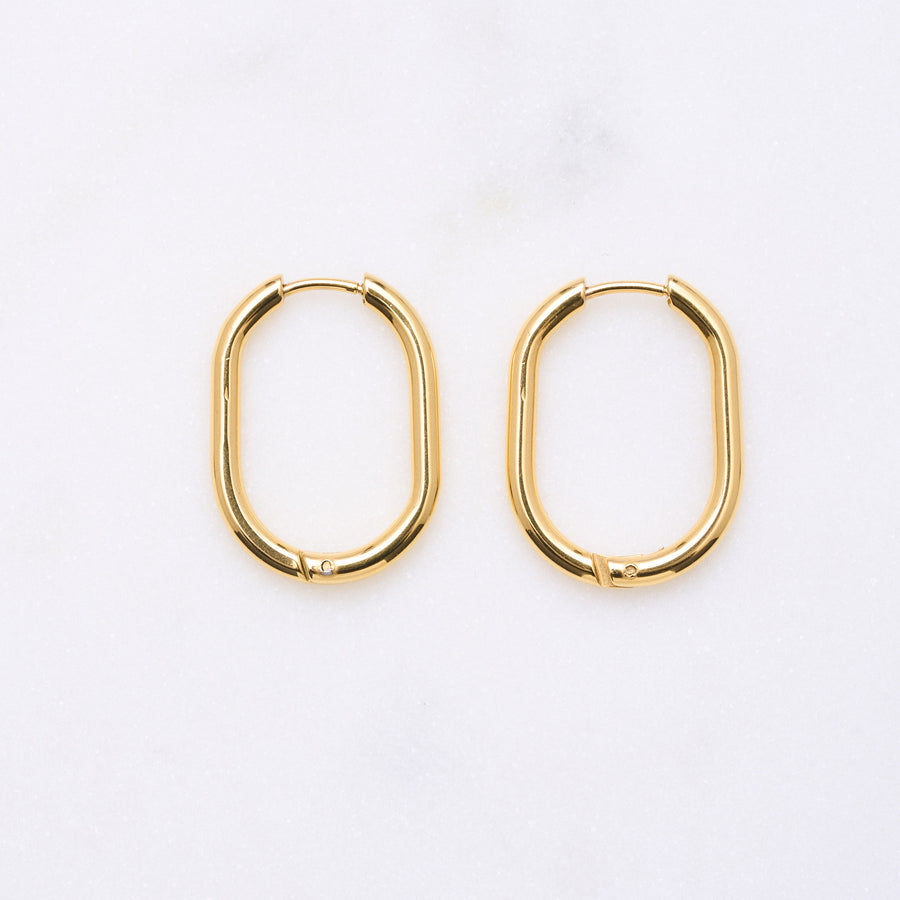 Brooklyn Hoops: Dezent und dennoch ein Eyecatcher. Ihre geometrische Form beeindruckt. Perfekt für kreative Stacking-Looks oder alleine für zeitlosen Glanz. 18k vergoldet und wasserfest