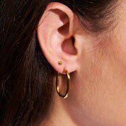 Brooklyn Hoops: Dezent und dennoch ein Eyecatcher. Ihre geometrische Form beeindruckt. Perfekt für kreative Stacking-Looks oder alleine für zeitlosen Glanz. 18k vergoldet und wasserfest