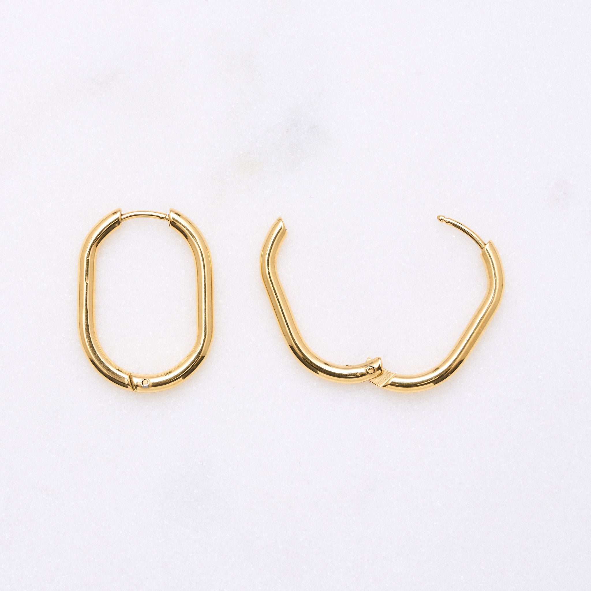 Brooklyn Hoops: Dezent und dennoch ein Eyecatcher. Ihre geometrische Form beeindruckt. Perfekt für kreative Stacking-Looks oder alleine für zeitlosen Glanz. 18k vergoldet und wasserfest