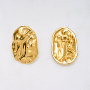 Ein Paar Desert Studs Ohrringe mit gewellter Oberfläche und chunky Design, die Glamour und Eleganz ausstrahlen. Leicht und angenehm zu tragen, perfekt für Abend- oder Alltagslooks.