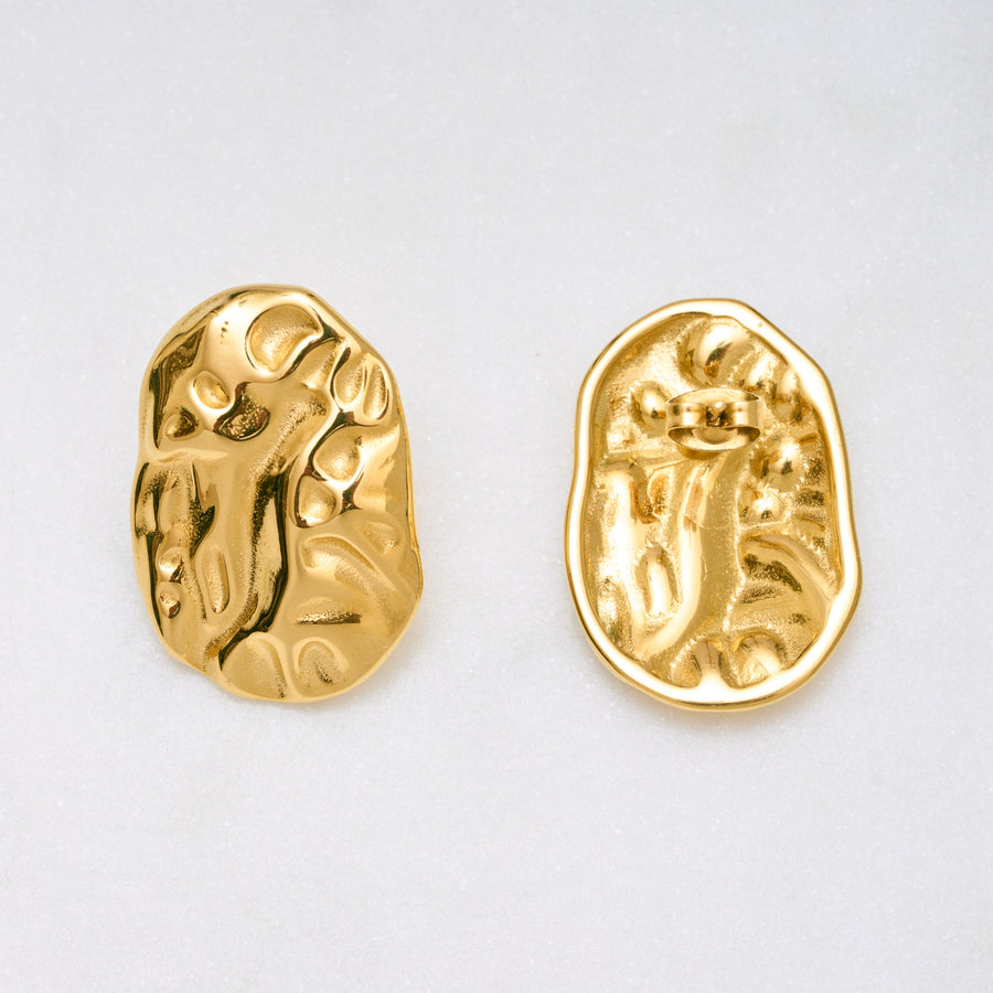 Ein Paar Desert Studs Ohrringe mit gewellter Oberfläche und chunky Design, die Glamour und Eleganz ausstrahlen. Leicht und angenehm zu tragen, perfekt für Abend- oder Alltagslooks.