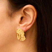 Ein Paar Desert Studs Ohrringe mit gewellter Oberfläche und chunky Design, die Glamour und Eleganz ausstrahlen. Leicht und angenehm zu tragen, perfekt für Abend- oder Alltagslooks.