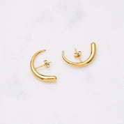 Marrakech Ohrringe: Statements par excellence, perfekt fürs Stapeln, aber auch alleine wunderbar am Ohr. Wie ein Mond aus Tausendundeiner Nacht umschließen sie dein Ohr. Deiner Kreativität sind keine Grenzen gesetzt! Für Frauen, 18k vergoldet und wasserfest.