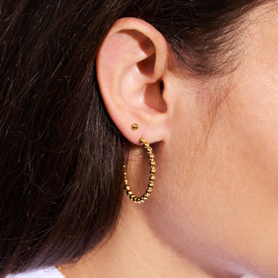 Saturn Creolen: Verspielte Details machen sie zur perfekten Ergänzung für deine Alltagslooks. Diese Ohrringe können jeden Tag zu allem getragen werden. Für Frauen, 18k vergoldet und wasserfest.