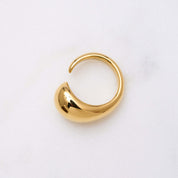 Ein auffälliger, dennoch edler Ring aus unserer Kollektion. Seine geschwungene Form umschmeichelt elegant den Finger und erinnert an einen fließenden Ballon. Einmal getragen, wirst du ihn nicht so schnell wieder ablegen wollen. Ein unverzichtbares Accessoire. 18k vergoldet und wasserfest