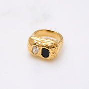 Chunky Glamour Ring: Für diejenigen, die auffallen wollen und Funkelndes lieben. Ein Trend, der bleibt. Denn hier gilt das Motto: Mehr ist mehr! 18k vergoldet und wasserfest.