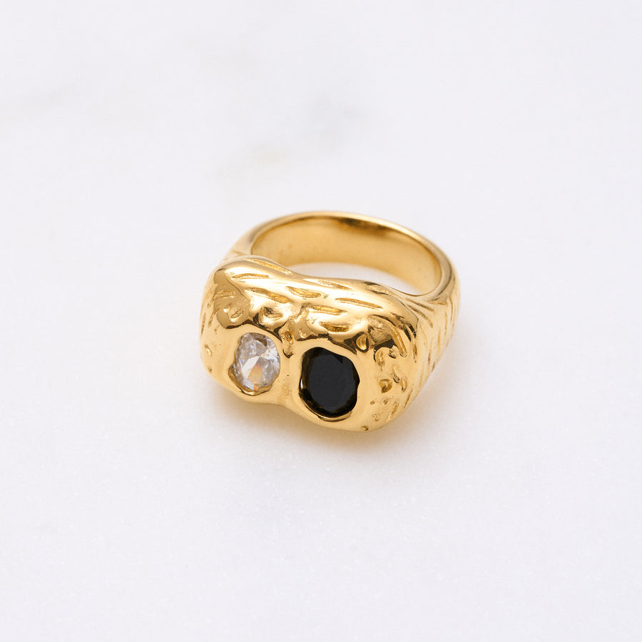 Chunky Glamour Ring: Für diejenigen, die auffallen wollen und Funkelndes lieben. Ein Trend, der bleibt. Denn hier gilt das Motto: Mehr ist mehr! 18k vergoldet und wasserfest.