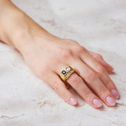 Chunky Glamour Ring: Für diejenigen, die auffallen wollen und Funkelndes lieben. Ein Trend, der bleibt. Denn hier gilt das Motto: Mehr ist mehr! 18k vergoldet und wasserfest.