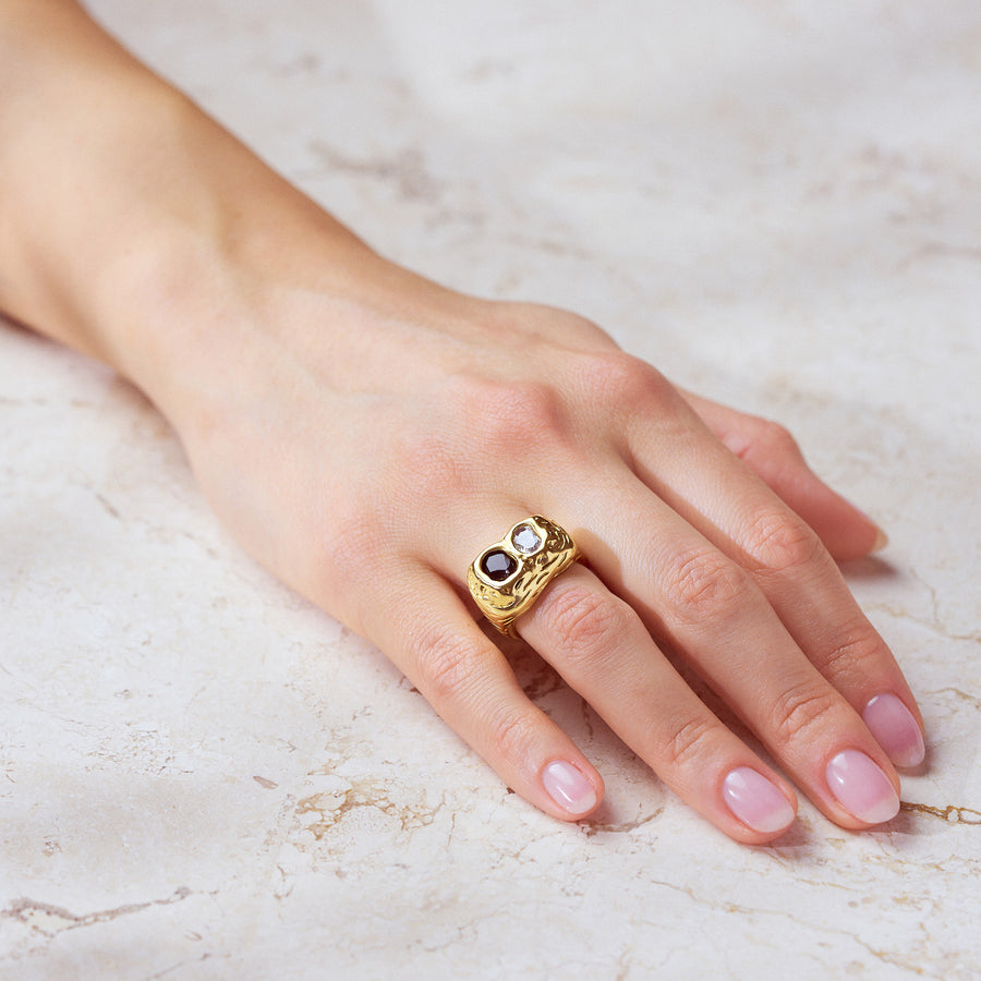 Chunky Glamour Ring: Für diejenigen, die auffallen wollen und Funkelndes lieben. Ein Trend, der bleibt. Denn hier gilt das Motto: Mehr ist mehr! 18k vergoldet und wasserfest.