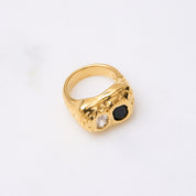 Chunky Glamour Ring: Für diejenigen, die auffallen wollen und Funkelndes lieben. Ein Trend, der bleibt. Denn hier gilt das Motto: Mehr ist mehr! 18k vergoldet und wasserfest.