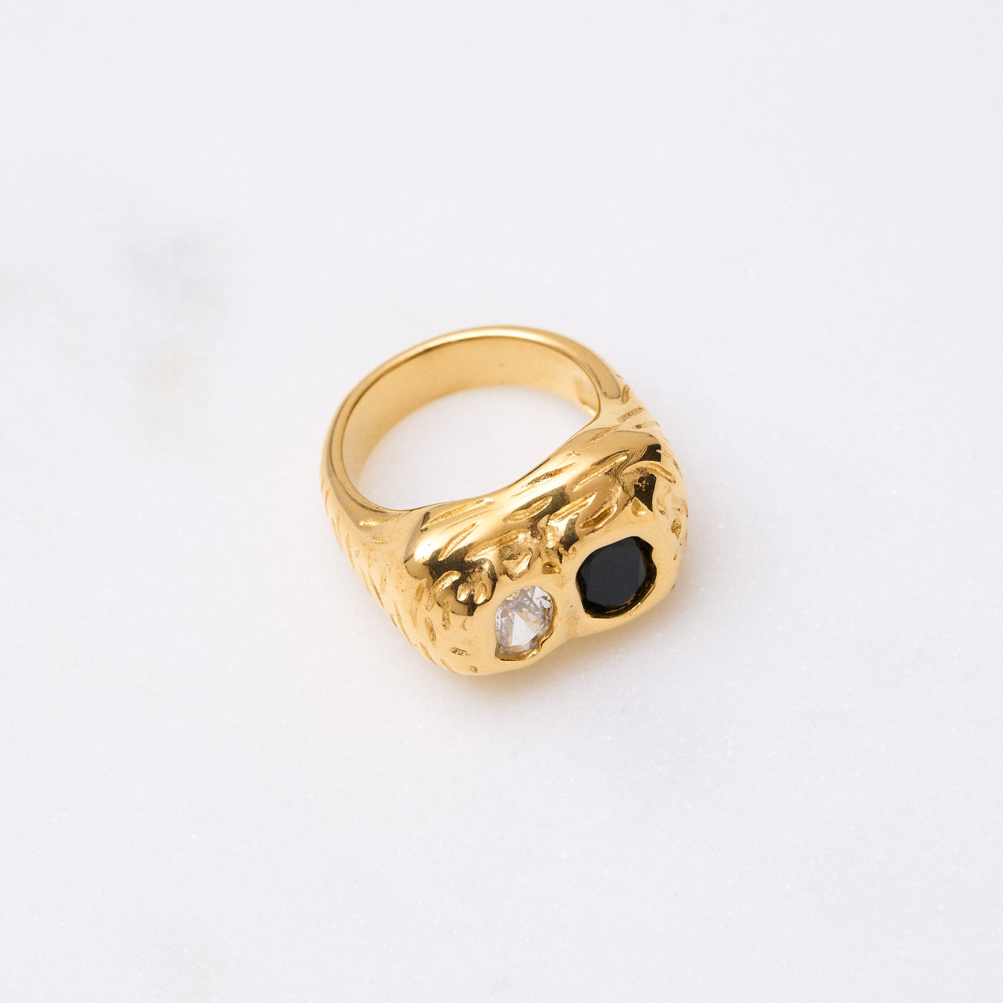 Chunky Glamour Ring: Für diejenigen, die auffallen wollen und Funkelndes lieben. Ein Trend, der bleibt. Denn hier gilt das Motto: Mehr ist mehr! 18k vergoldet und wasserfest.