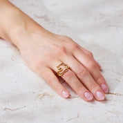 Tropfenförmiger Ring: Fließende Form umschmeichelt den Finger. Einzigartig und fesselnd. Probier ihn aus! Für Frauen, 18k vergoldet und wasserfest.