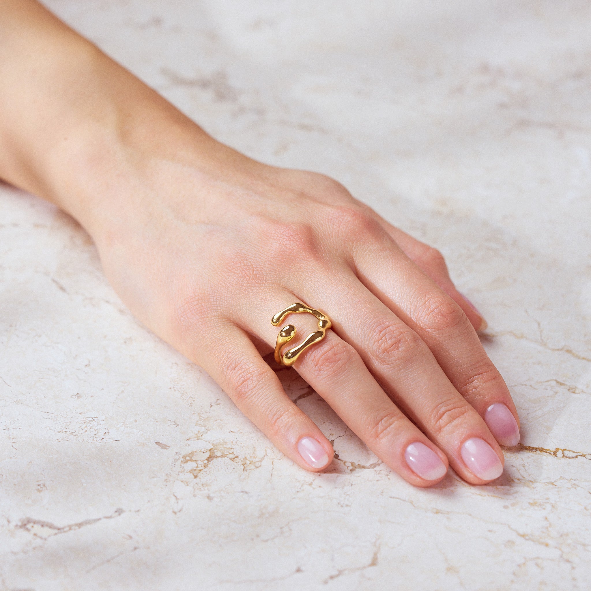 Tropfenförmiger Ring: Fließende Form umschmeichelt den Finger. Einzigartig und fesselnd. Probier ihn aus! Für Frauen, 18k vergoldet und wasserfest.
