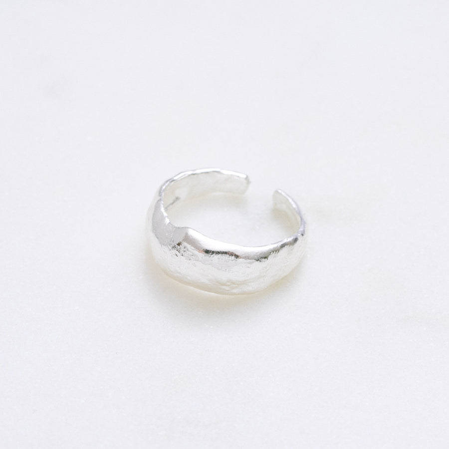 Der Earth Ring mit mattem Finish erinnert an eine beeindruckende Lava-Landschaft und ist der perfekte Statement-Ring.