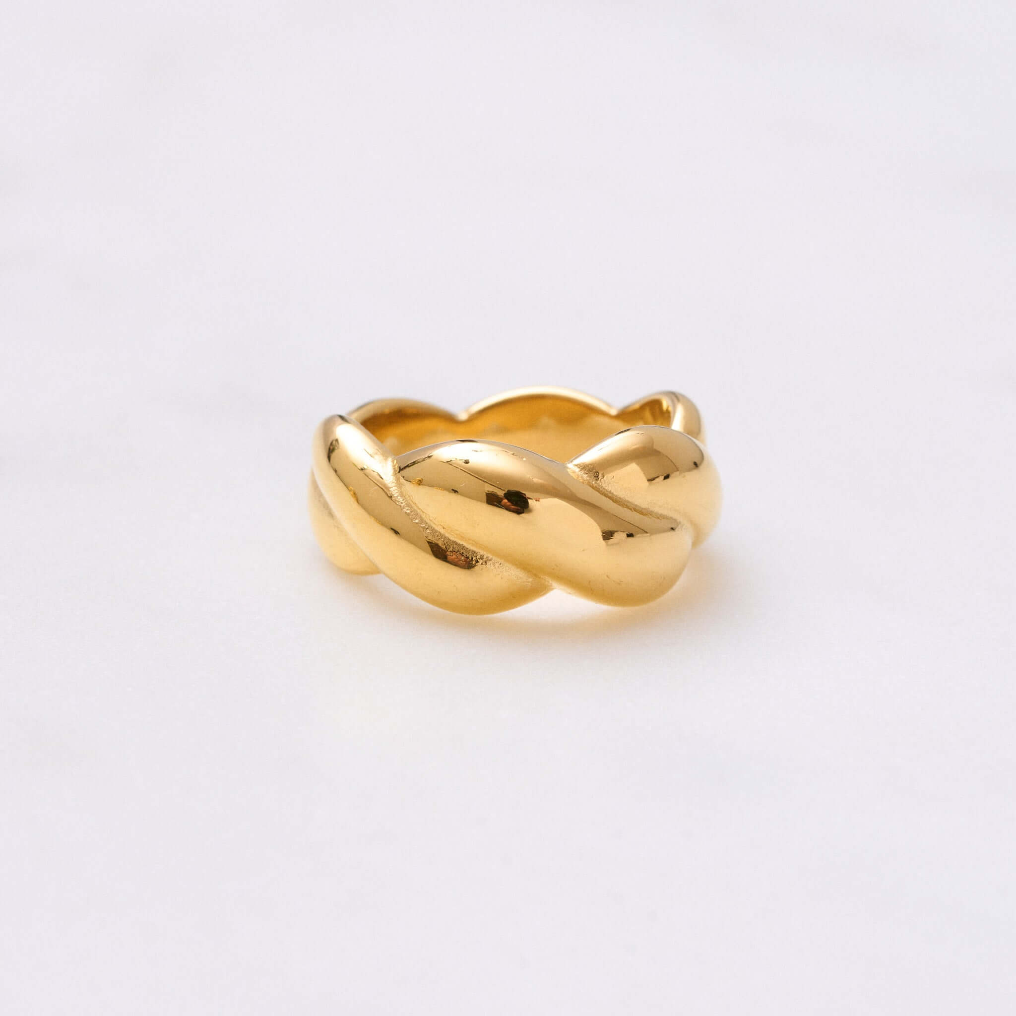 Charmant und vielseitig: Dieser Ring ist perfekt zum Stapeln und harmoniert auch gut mit anderen Materialien wie Silber. Er wertet jedes Outfit auf und ist perfekt für den Alltag geeignet - probier es aus! Für Frauen, 18k vergoldet und wasserfest.